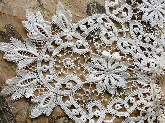 BEAUTIFUL Antique French Lace Collar, Dress Accessory Creamy White, Bertha Collar Perfect for Bridal Dress  Vintage Clothing Antique Lace